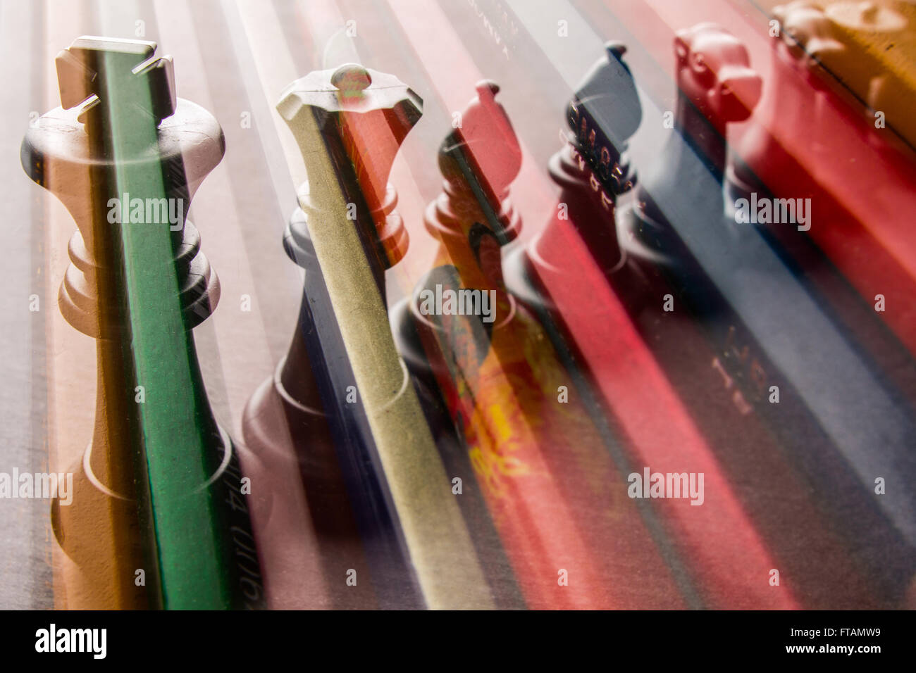 Più pezzi di scacchi e matite colorate abstract rainbow Foto Stock