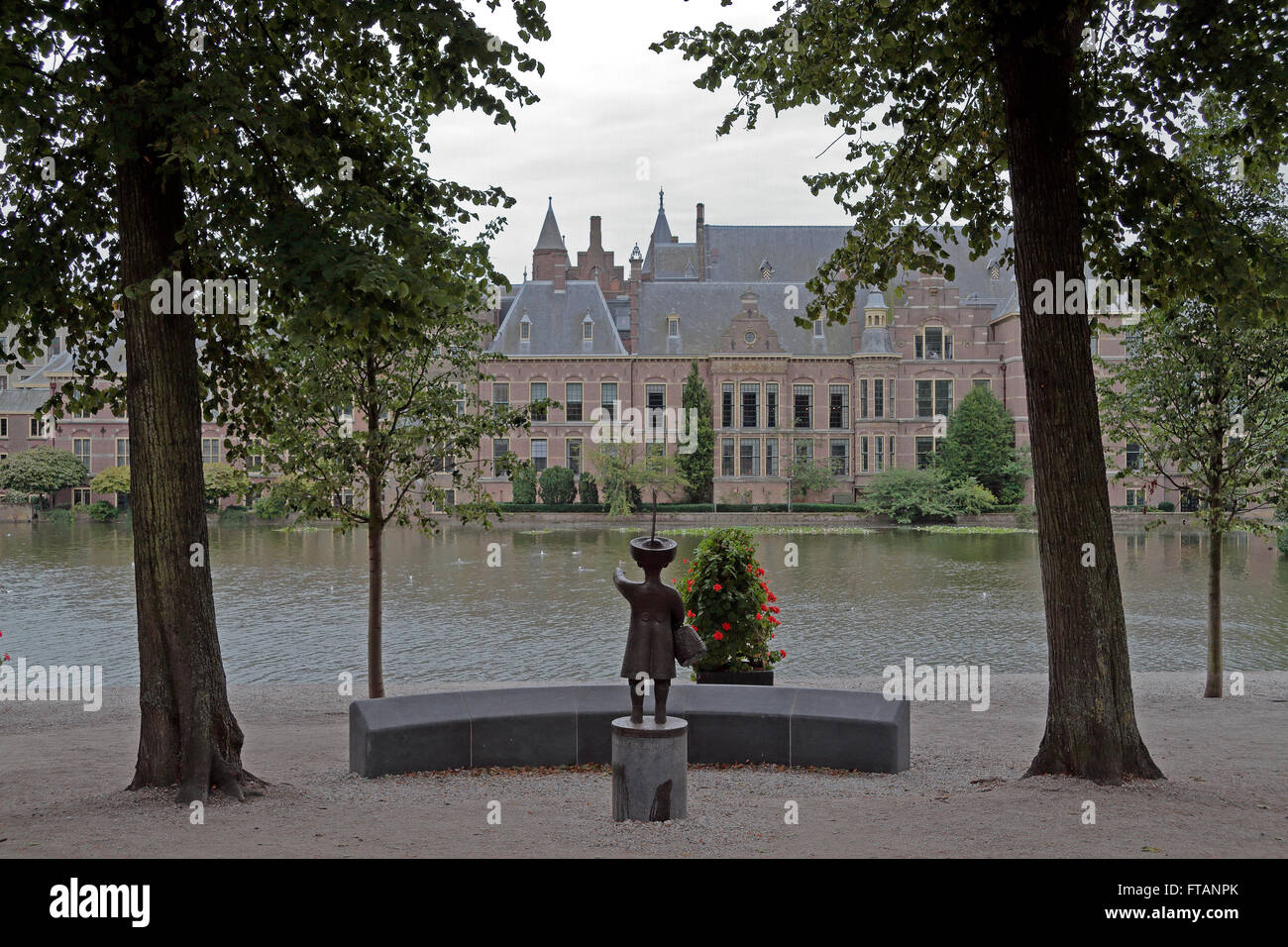La scultura Jantje guardando attraverso Hofvijver verso il Binnenhof a L'Aia, Paesi Bassi. Foto Stock