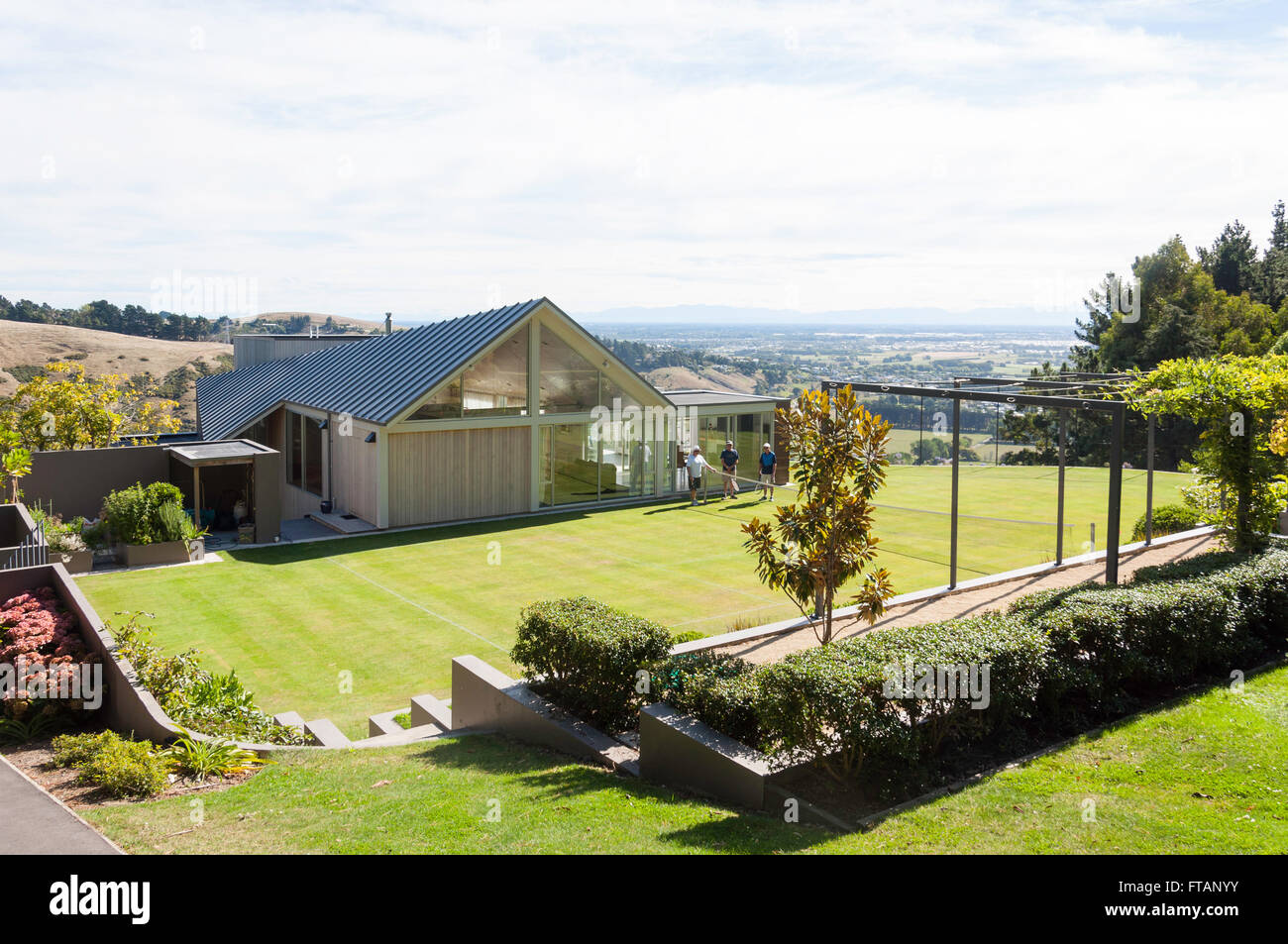Casa moderna con campo da tennis d'erba, Pentre terrazza, Cashmere colline, Christchurch, regione di Canterbury, Nuova Zelanda Foto Stock
