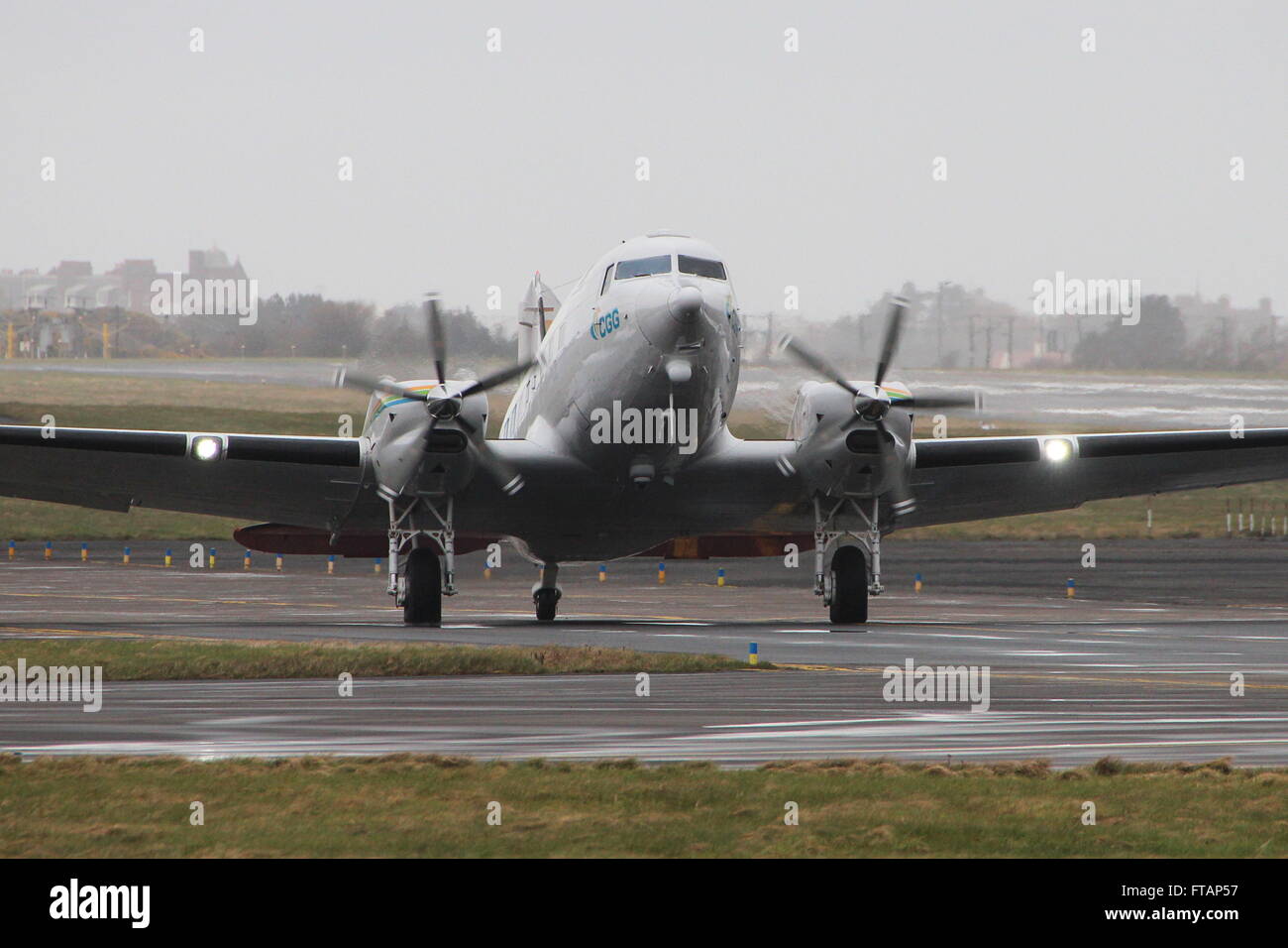 C-GGSU, un Basler BT-67 (un convertito Douglas DC-3/C-47) azionato da CGG aviazione, a Prestwick International Airport. Foto Stock