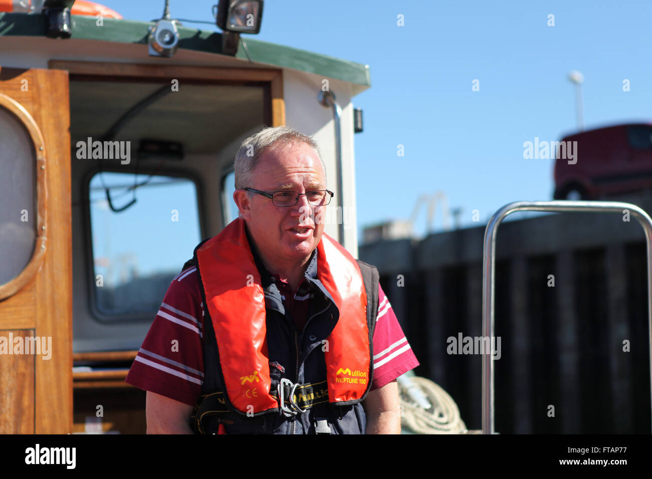 Ballycotton, Co Cork, Irlanda. Il 12 agosto 2015. Derry, uno dei Ballycotton Island tour guide sul banco del cinghiale 'Yassy' Foto Stock