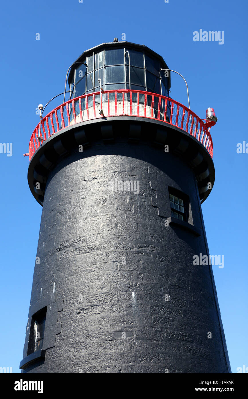 Ballycotton Isola, Co Cork, Irlanda. Il 12 agosto 2015. Il dipinto di nero a Ballycotton, faro. Foto Stock