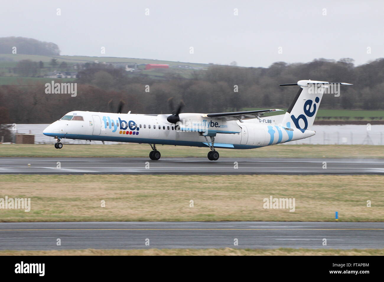 G-FLBB, un de Havilland DHC-8-400 (o Bombardier Q400) operati dalla compagnia aerea Flybe, durante il corso di formazione presso l'Aeroporto di Prestwick. Foto Stock