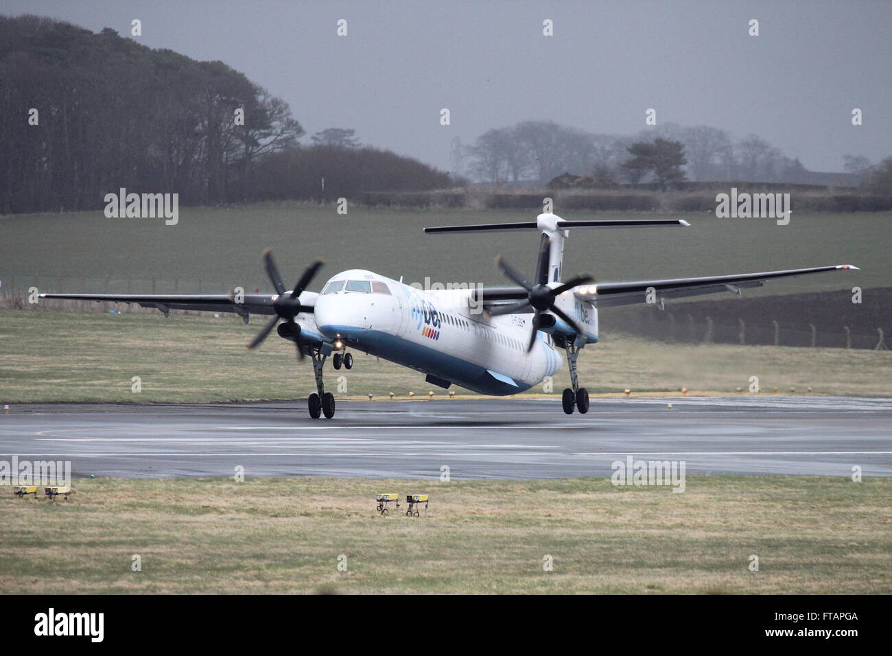 G-FLBB, un de Havilland DHC-8-400 (o Bombardier Q400) operati dalla compagnia aerea Flybe, durante il corso di formazione presso l'Aeroporto di Prestwick. Foto Stock