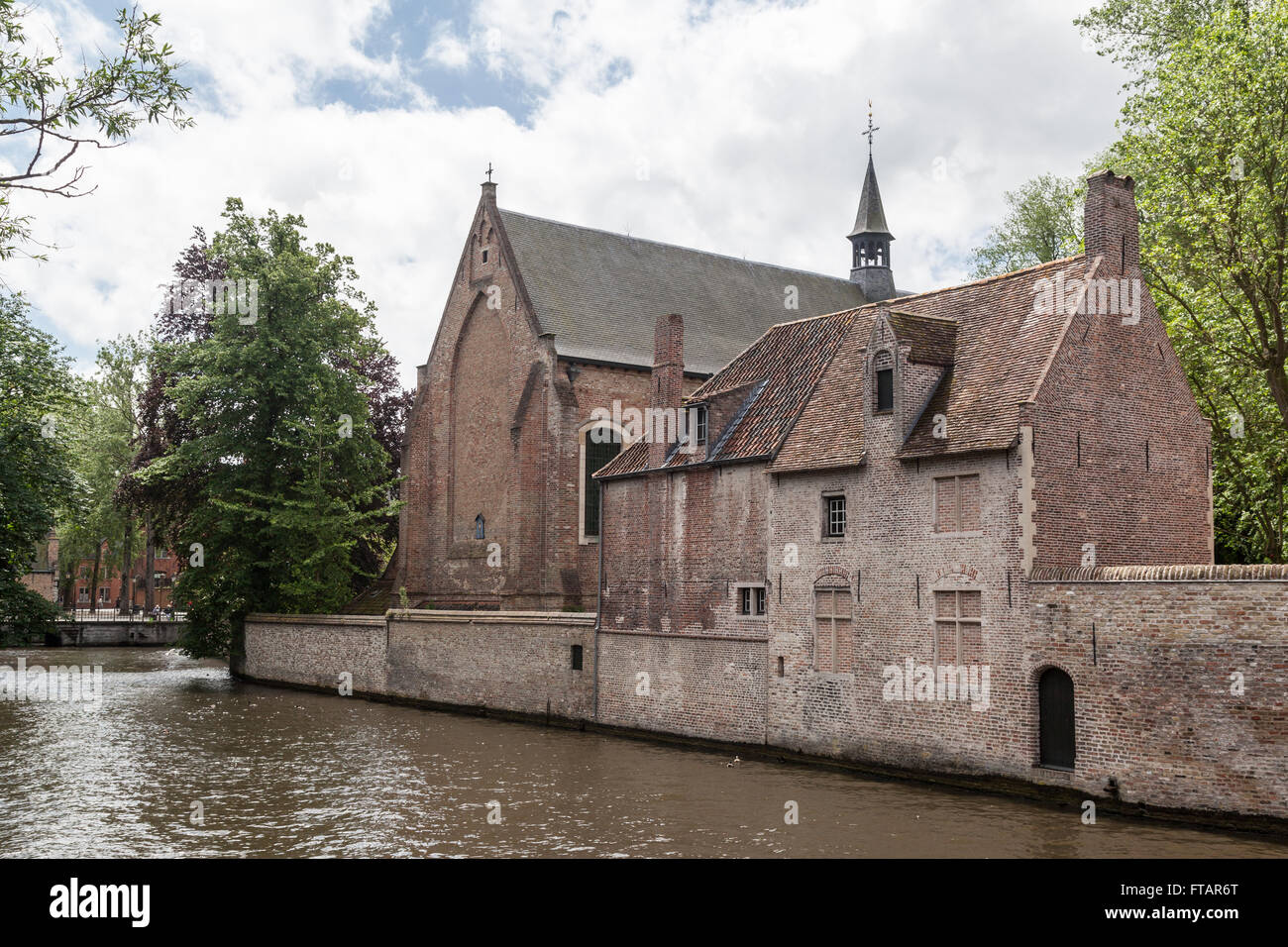 Tipico edificio in mattoni della facciata, Bruges Belgio Foto Stock