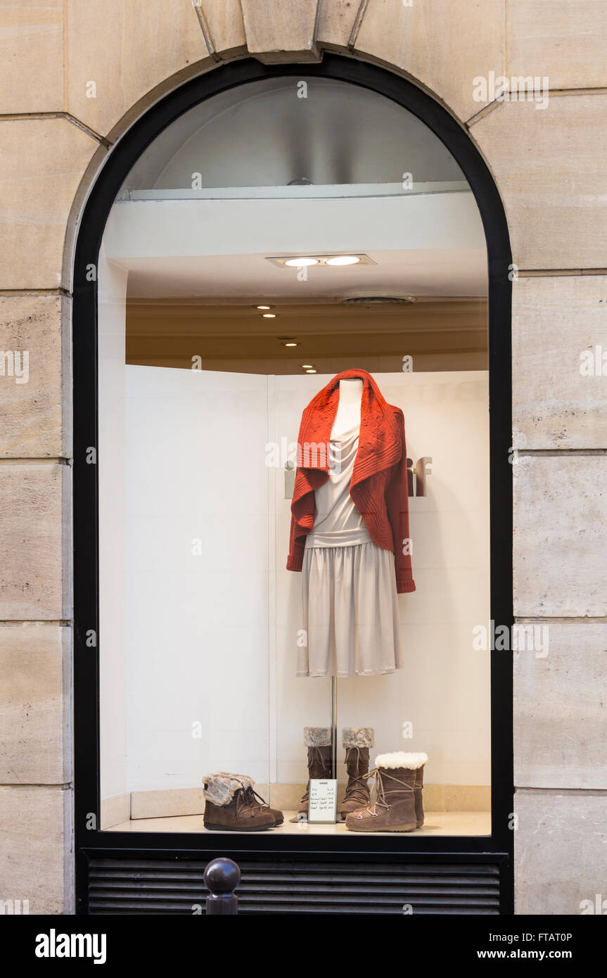 Abbigliamento donna moda in vetrina, Parigi, Francia Foto Stock