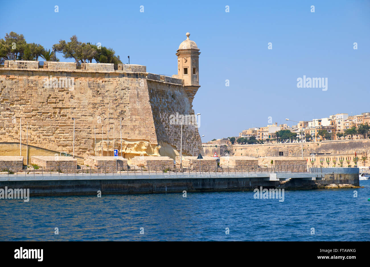 La vista dall'acqua della fine di Senglea (L-isla) penisola con la torre di guardia sulla punta dei bastioni. Malta. Foto Stock