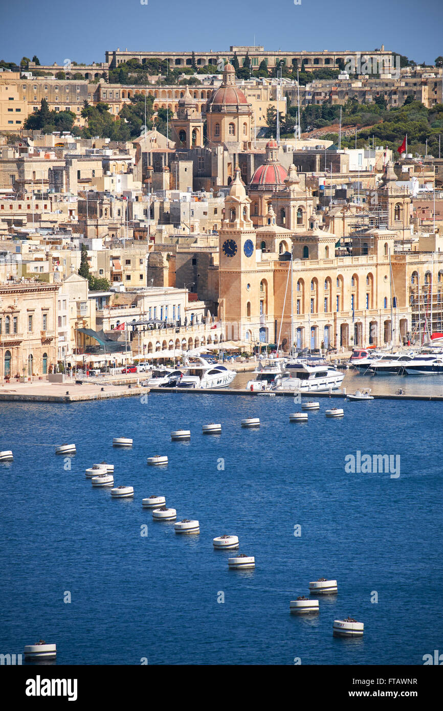 La vista della penisola di Birgu (Vittoriosa city) con la linea di boa nel Grand Harbour dal confinante terrazza della tomaia Ba Foto Stock