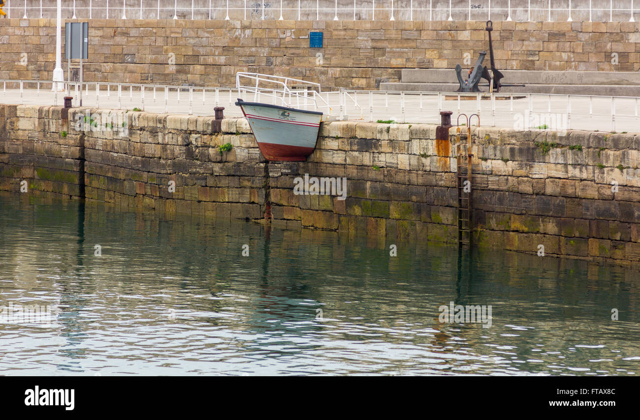 Ornamento a forma di barca nel porto di Gijon, Spagna Foto Stock