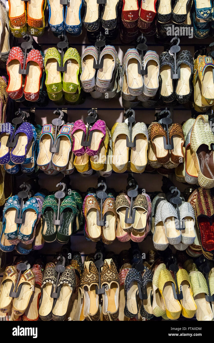 Indiano e orientale di calzature e di pantofole sul display di vendita al dettaglio Foto Stock
