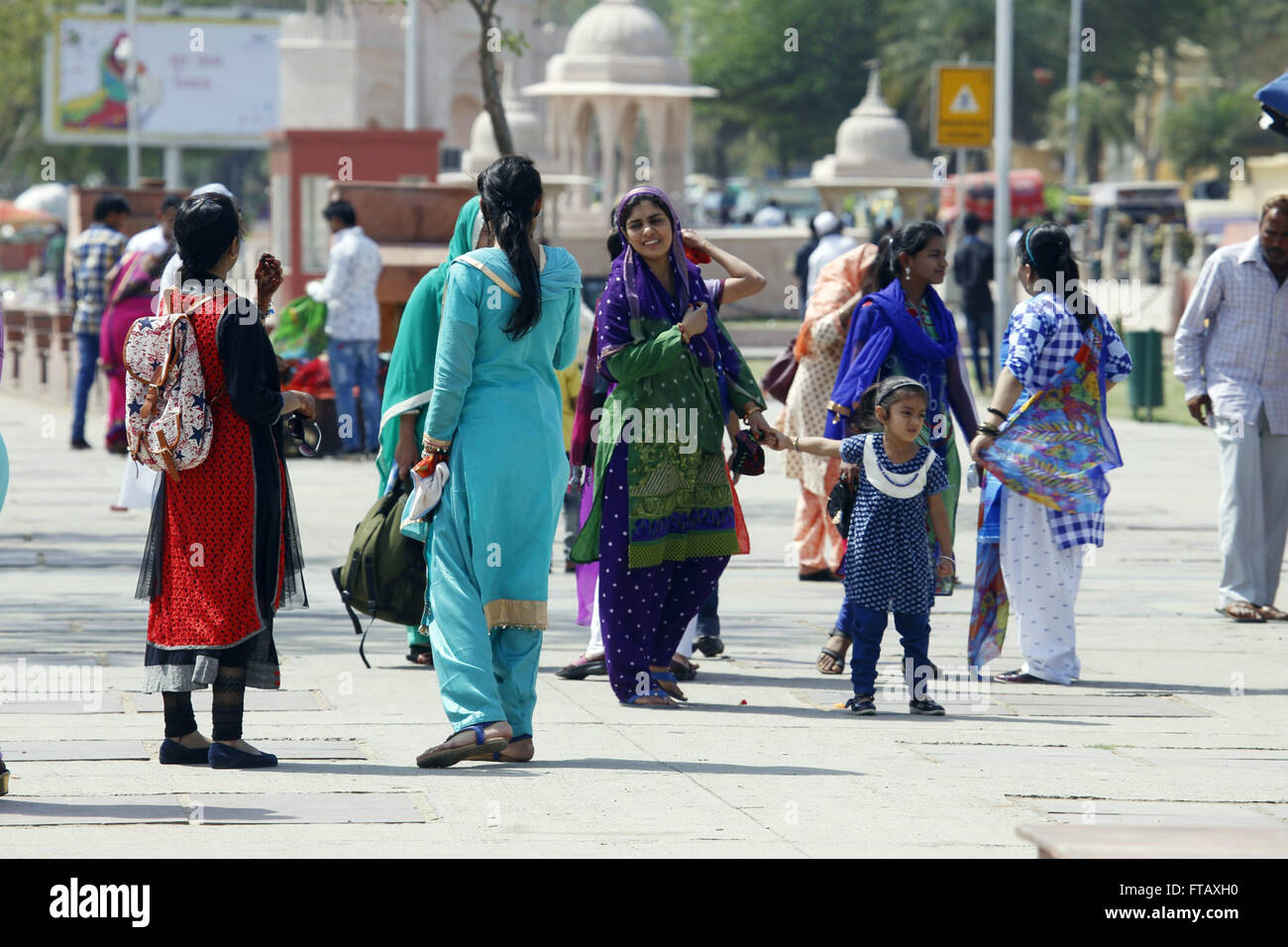 Jaipur, Rajasthan, India. Le donne in abito tradizionale sul lungomare al Jal Mahal Foto Stock