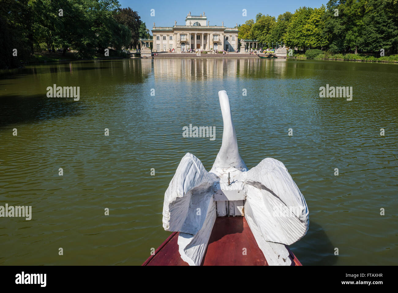 Swan figura in gondola barca e Palazzo sull'acqua in Lazienki Krolewskie (parco delle Terme Reali) a Varsavia, Polonia Foto Stock