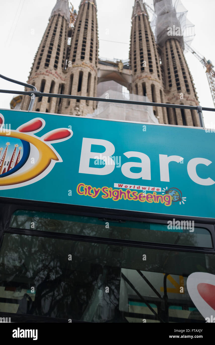 Barcellona tour bus al di fuori della Sagrada Familia a Barcellona, Spagna, Europa. Foto Stock
