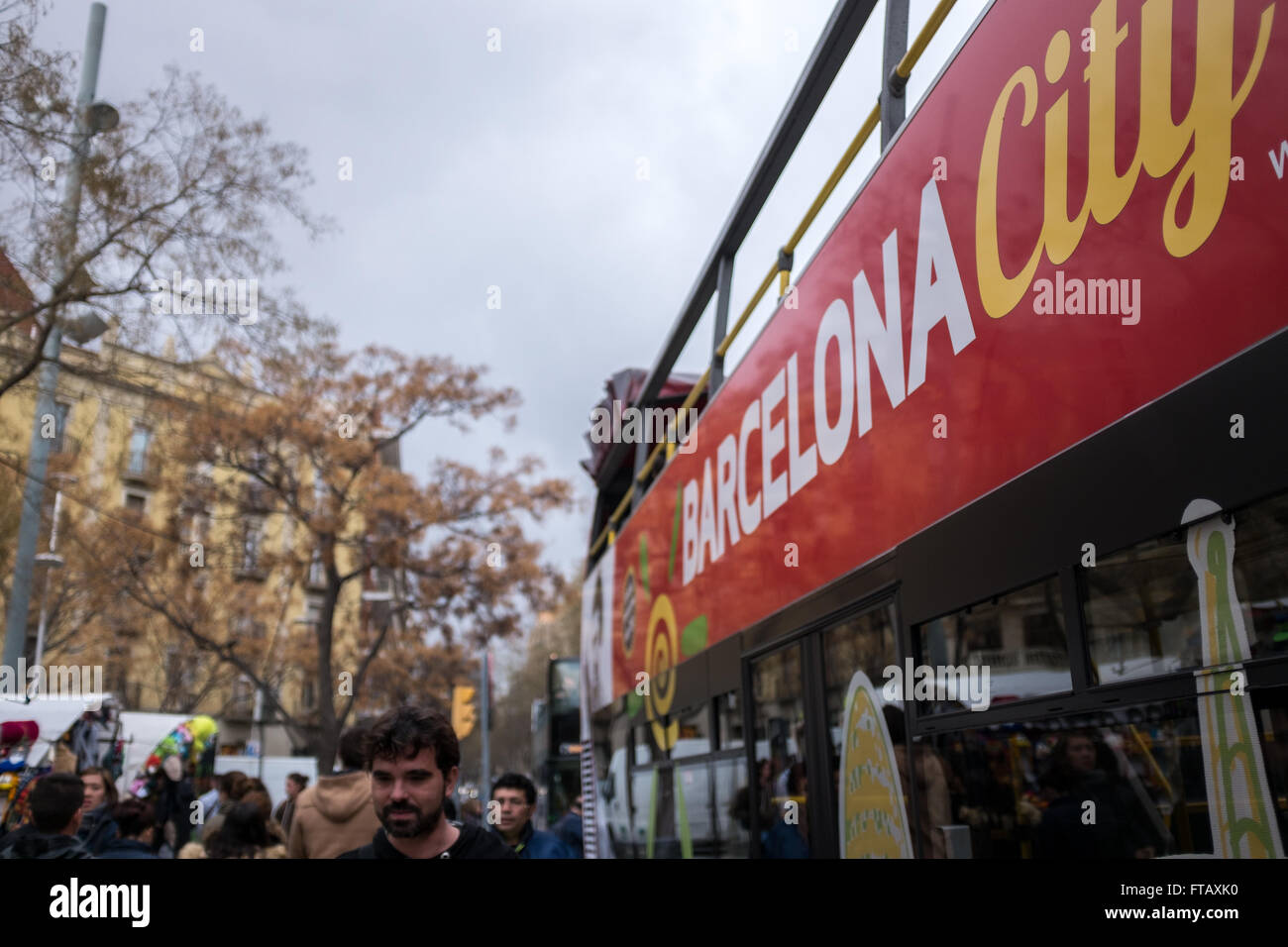 Barcellona tour bus al di fuori della Sagrada Familia a Barcellona, Spagna, Europa. Foto Stock