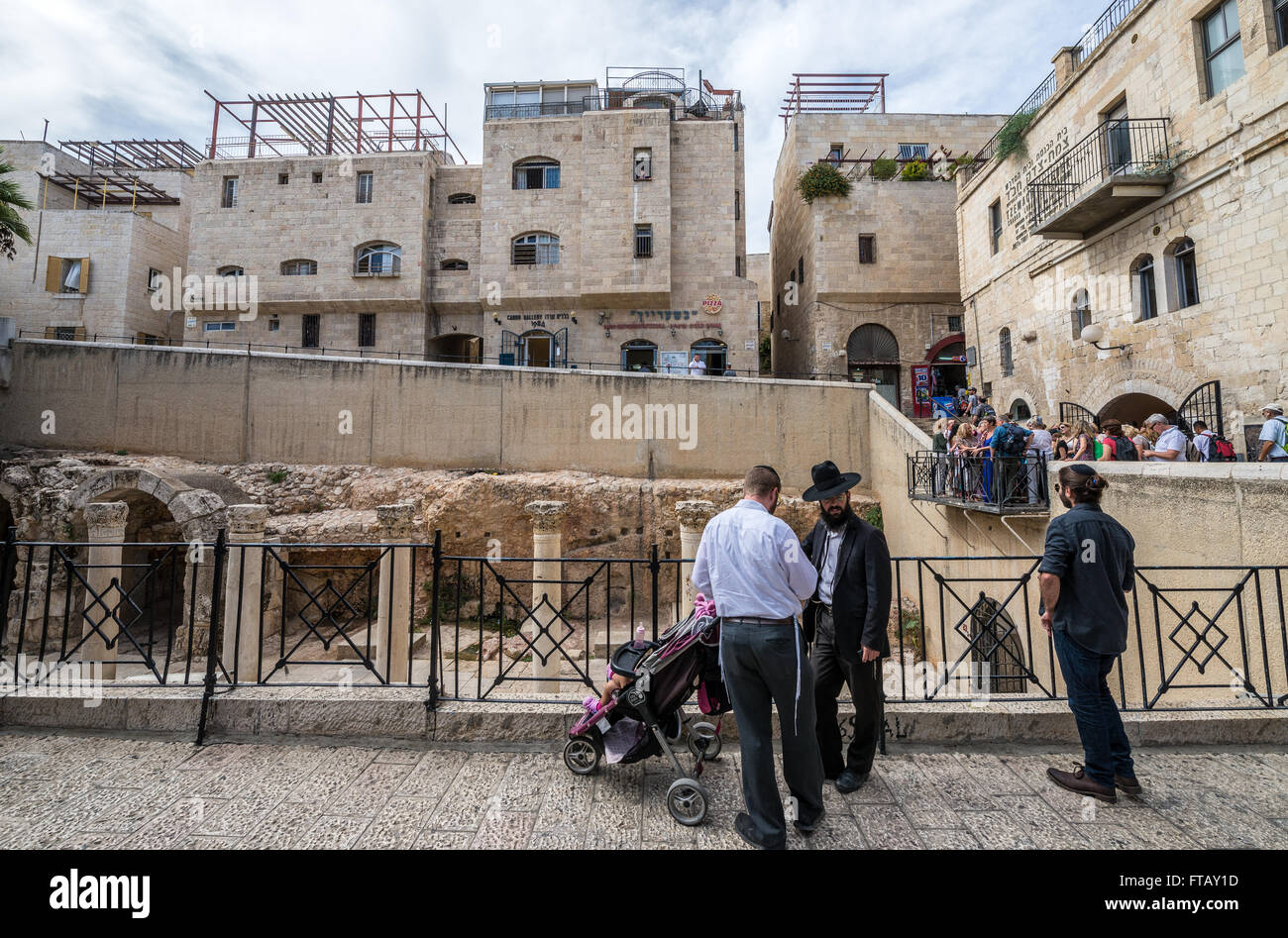 Colonne bizantina in antico Cardo Street, Quartiere Ebraico nella Città Vecchia di Gerusalemme, Israele Foto Stock