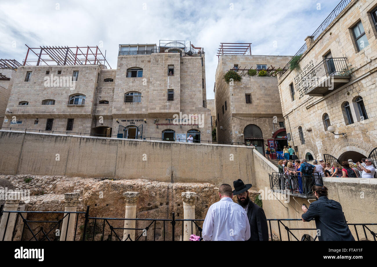 Colonne bizantina in antico Cardo Street, Quartiere Ebraico nella Città Vecchia di Gerusalemme, Israele Foto Stock