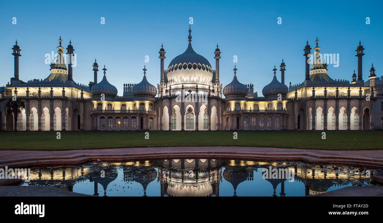 Cala la notte al Royal Pavilion in Brighton, Inghilterra. Foto Stock