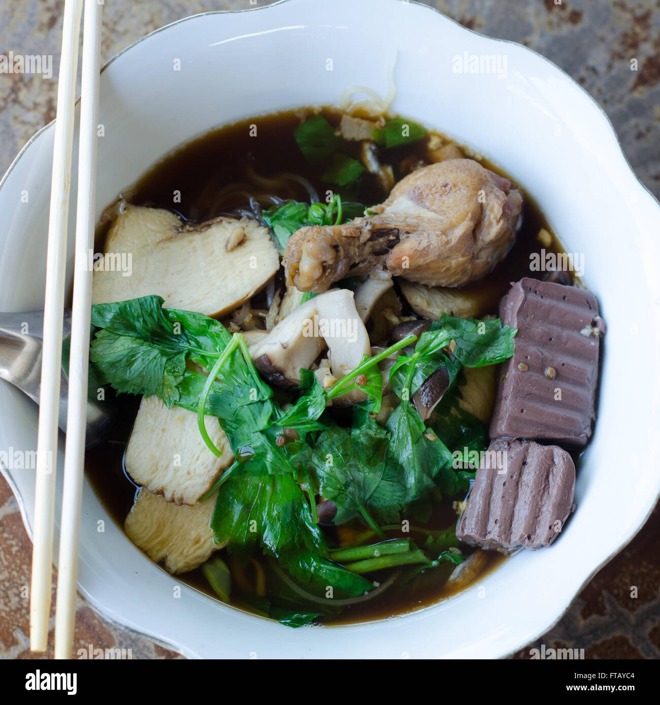 Zuppa di noodle al pollo Foto Stock