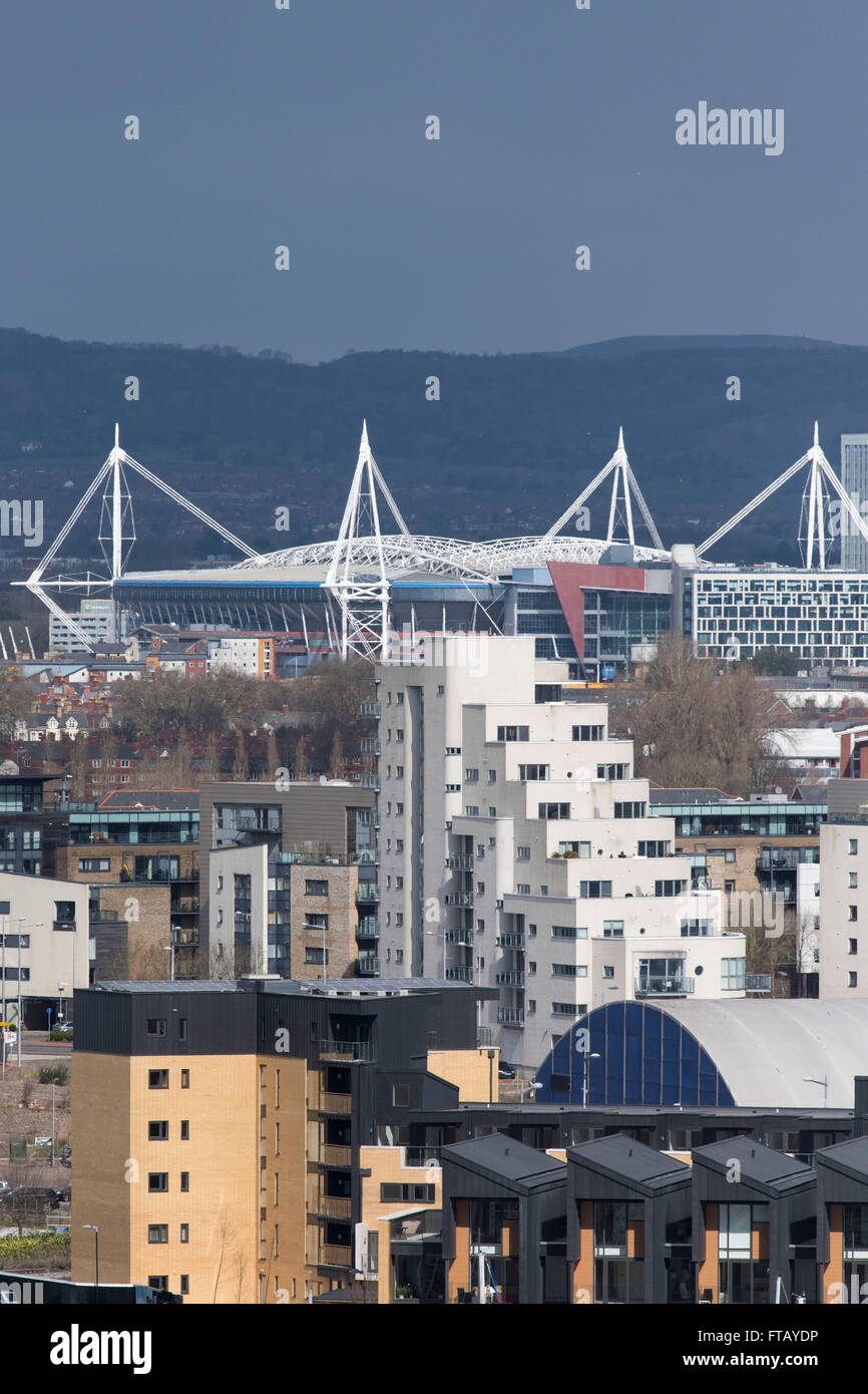 Vista generale di Cardiff, Galles del Sud che mostra costruire nuovi appartamenti/appartamenti e il Principato Stadium. Foto Stock