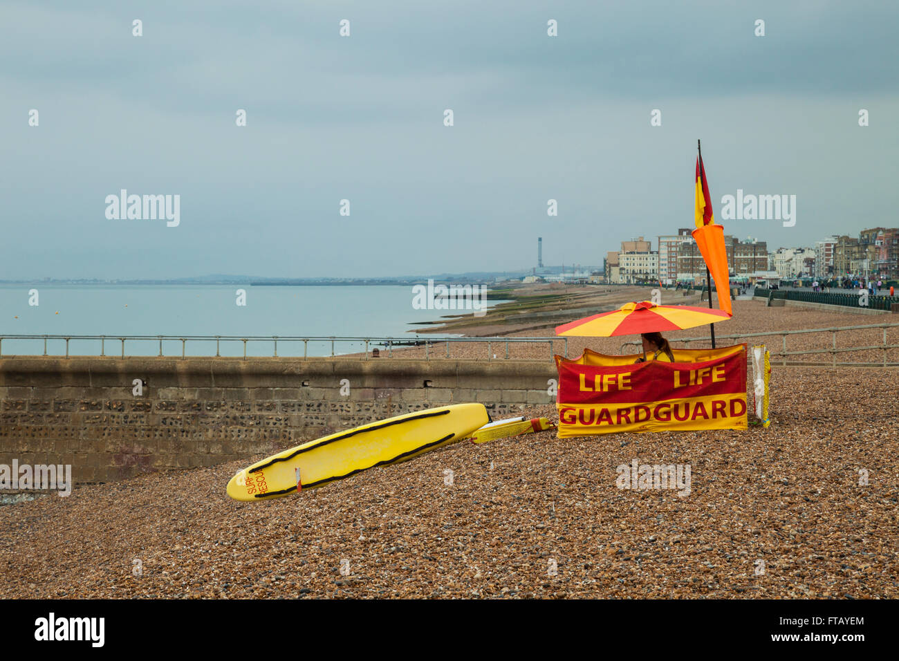 Moody giorno di estate sulla spiaggia di Brighton, Regno Unito. Foto Stock