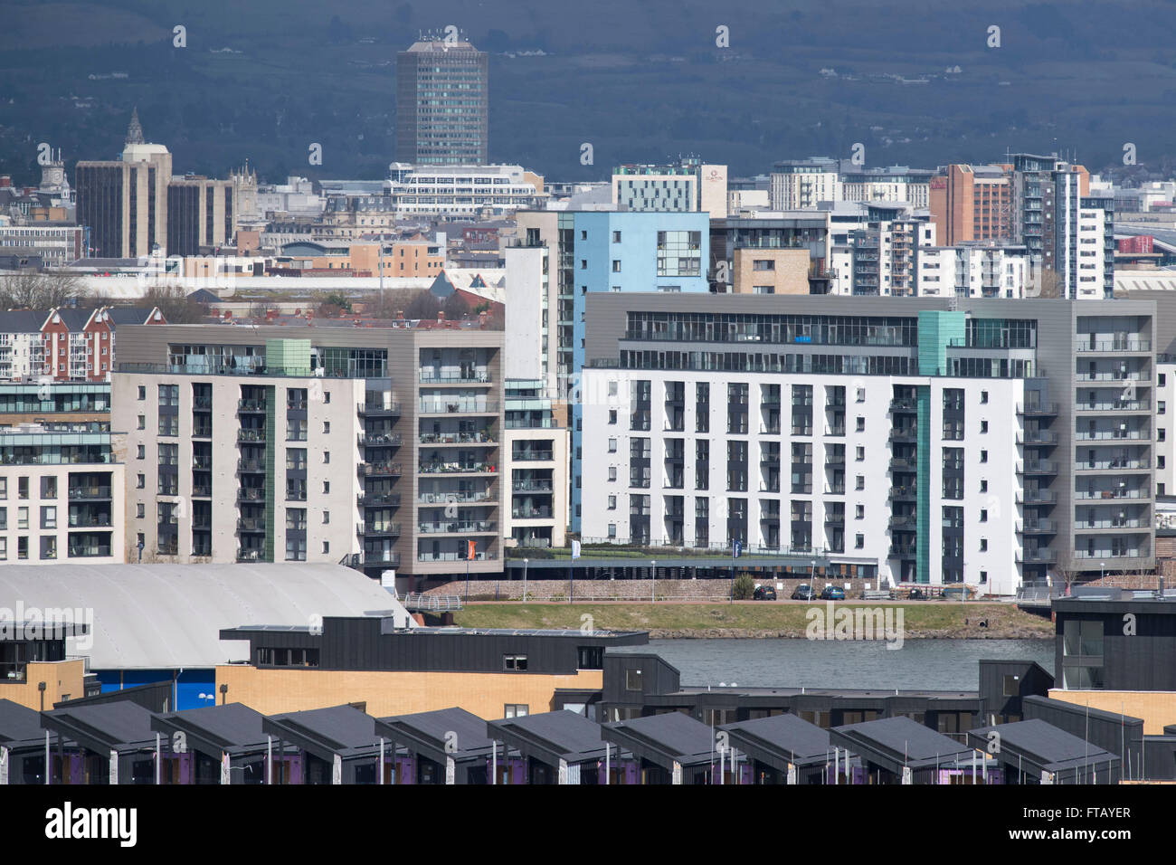 Costruire nuovi appartamenti nella Baia di Cardiff, nel Galles del Sud. Foto Stock