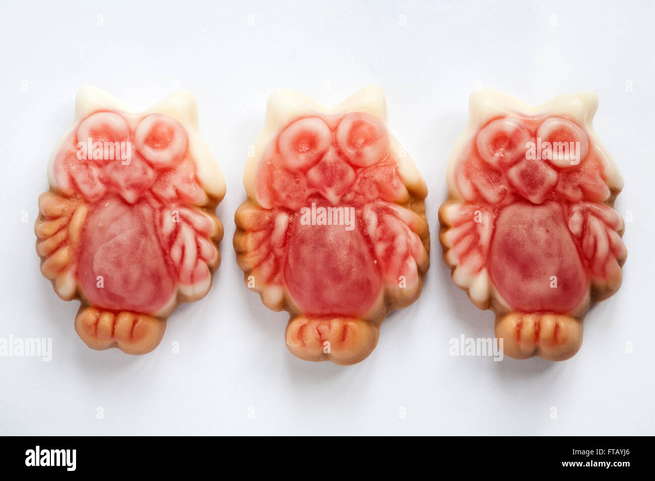 M&S Felice Owlloween sapore di cola caramelle gommose twit twoo per Halloween isolati su sfondo bianco Foto Stock