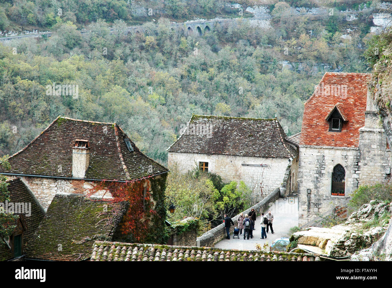 Parte di Rocamadour dalla scogliera. Foto Stock