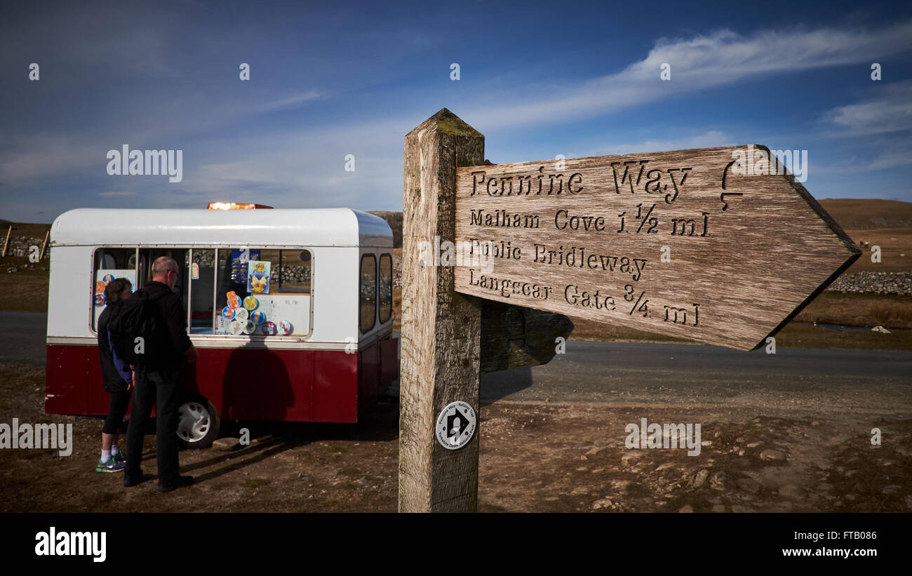 Classici gelati van accanto a Malham Tarn, Inghilterra del lago più alto e un Pennine Way segno, Inghilterra più lunga del sentiero. Foto Stock