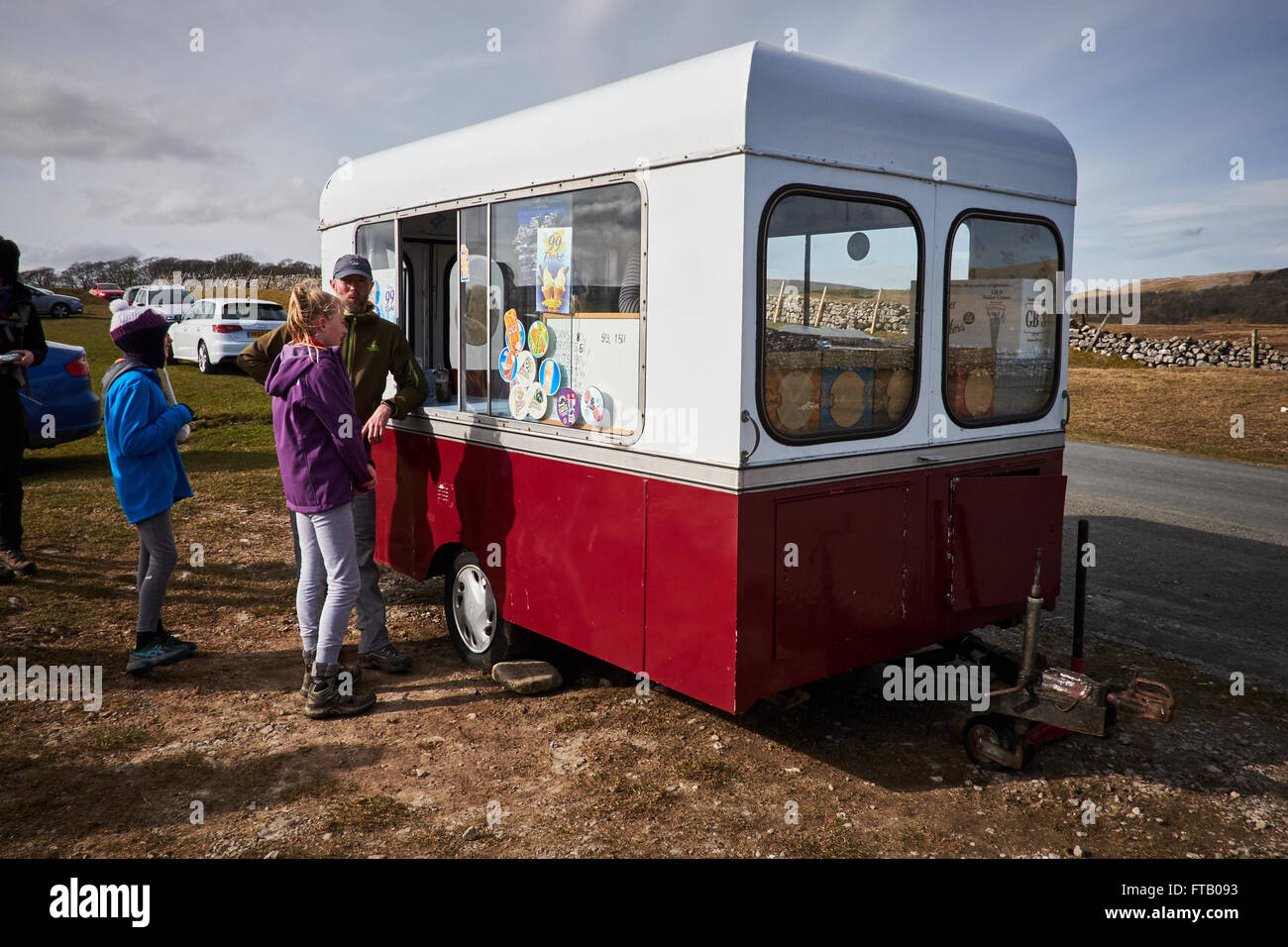 Classici gelati van accanto a Malham Tarn, Inghilterra del più alto lago naturale e uno degli otto dell'Europa montagna laghi alcalino Foto Stock