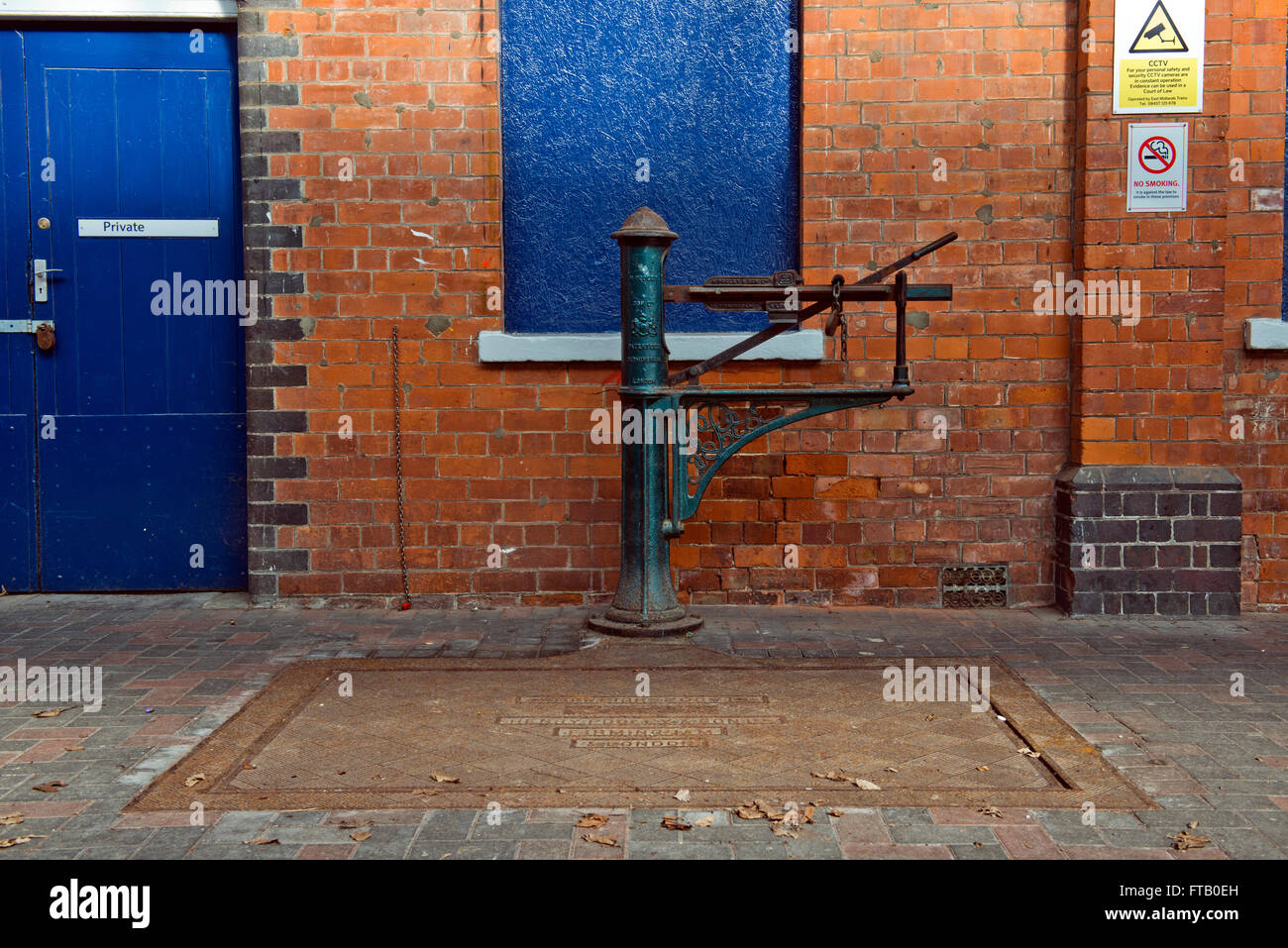 Un vecchio bagagli bilance trovati all'interno di Skegness stazione ferroviaria, Lincolnshire, Regno Unito Foto Stock