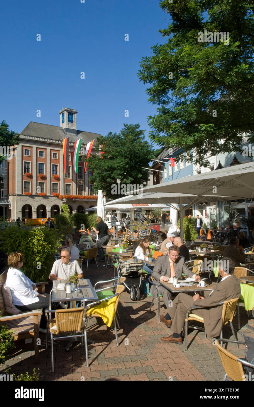 Deutschland, NRW, Neuss, Gastronomie auf dem Markt, im Hintergrund das Rathaus Foto Stock