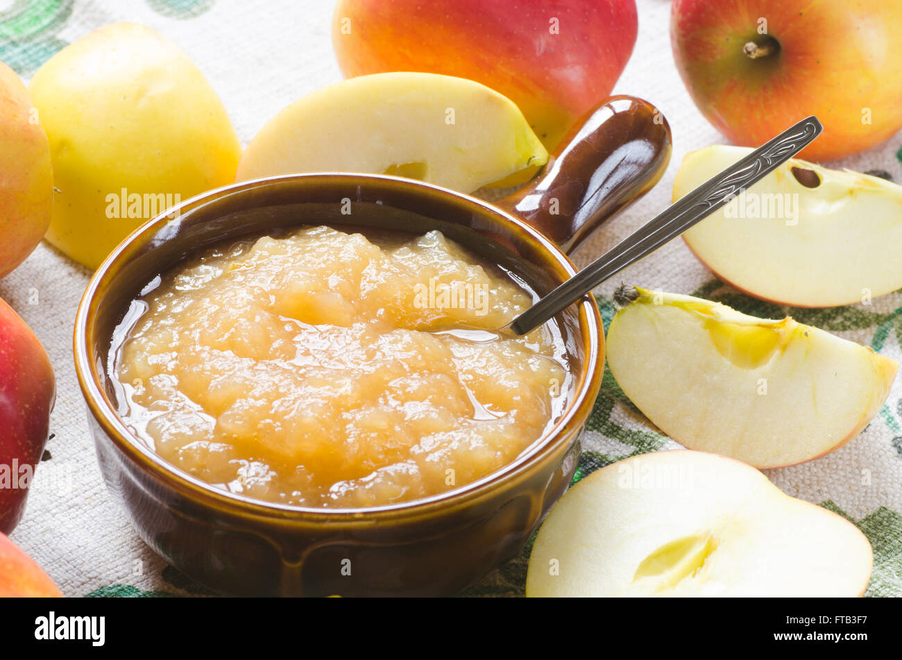 Mele fresche e marmellata di mele sul tavolo Foto Stock