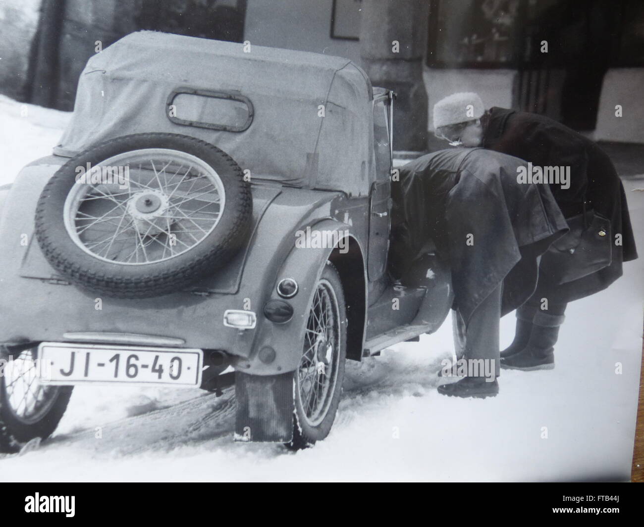 L uomo e la moglie di guardare dentro il motore del proprio veicolo Aero, Aero, aka "aerovka"è stato un veicolo popolare negli anni cinquanta e sessanta Foto Stock