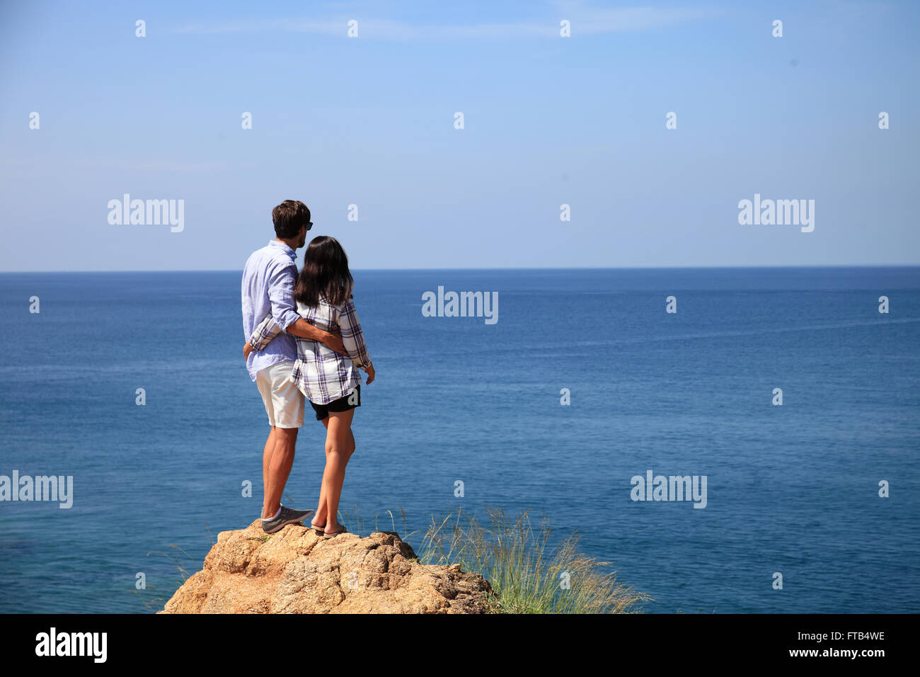 Coppia giovane godono di una bella vista sul mare in vacanza Foto Stock