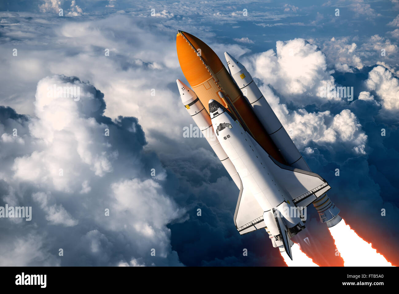 Space Shuttle avviare tra le nuvole Foto Stock