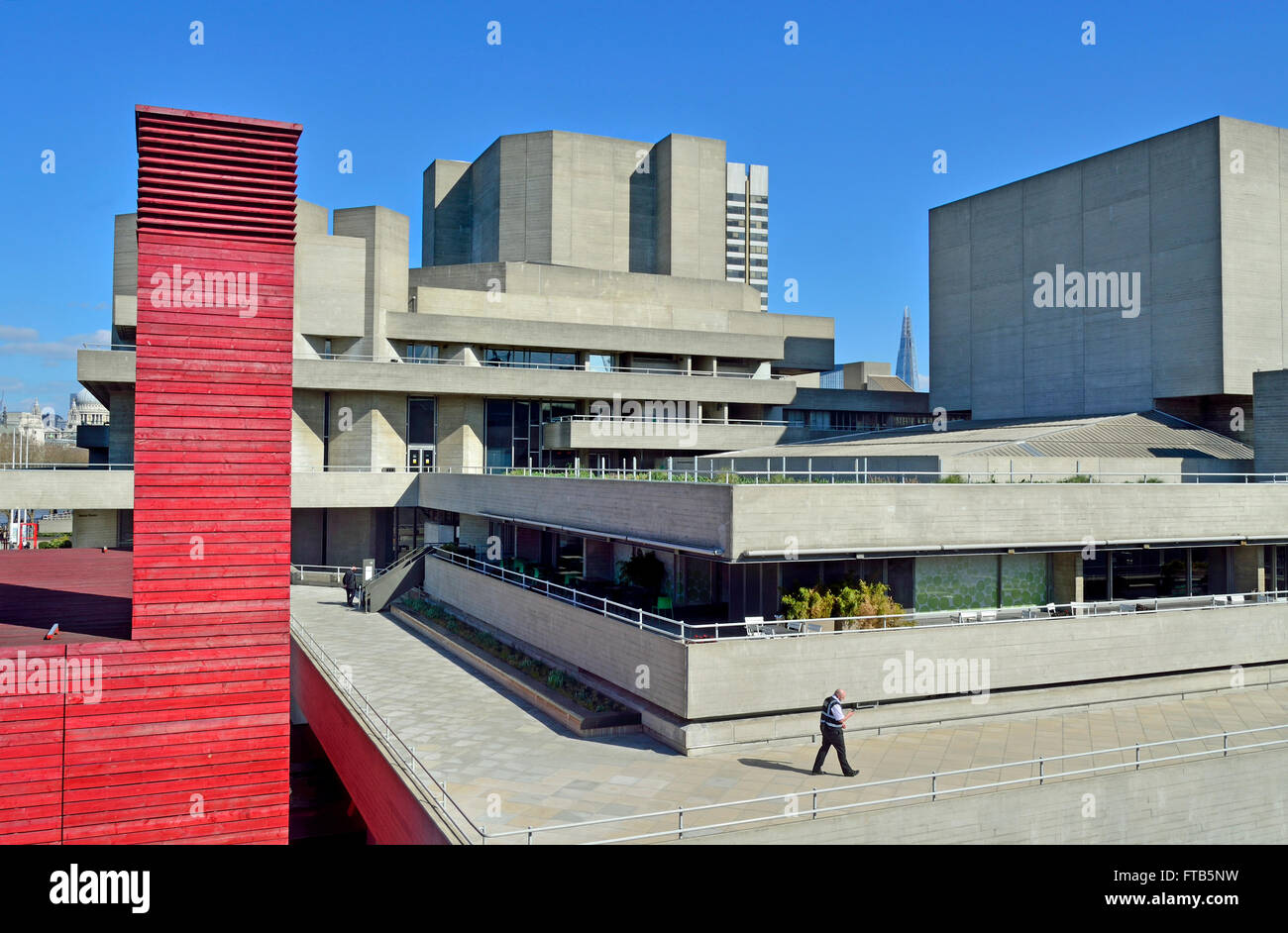 Londra, Inghilterra, Regno Unito. Teatro Nazionale, (Royal National Theatre / Teatro nazionale di Gran Bretagna) sulla banca del sud... Foto Stock