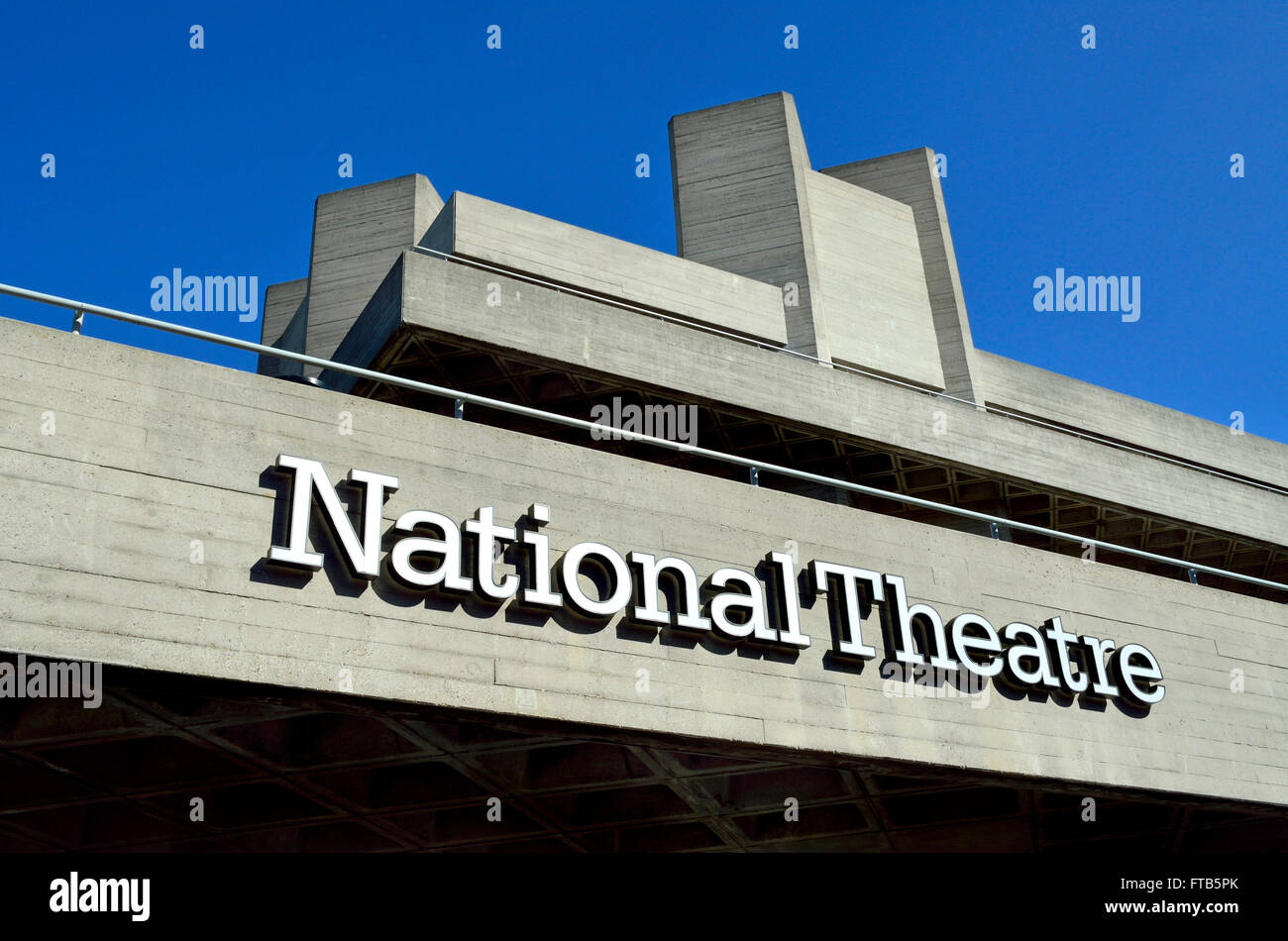 Londra, Inghilterra, Regno Unito. Teatro Nazionale, (Royal National Theatre / Teatro nazionale di Gran Bretagna) sulla banca del sud... Foto Stock