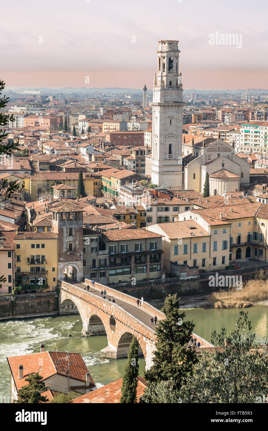 Duomo di Verona e il ponte di pietra visto dalla piazza di Castel San Pietro. Foto Stock
