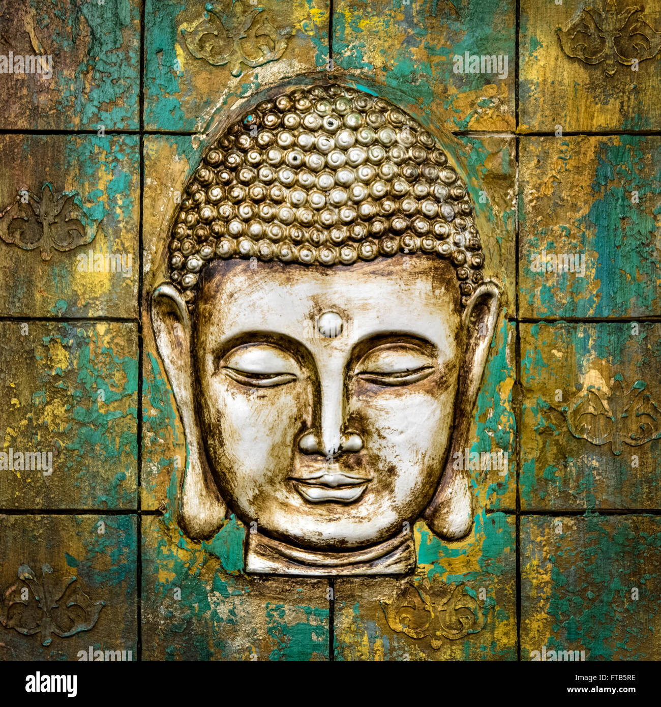 Testa di Buddha scolpita in una vecchia porta di legno. Foto Stock