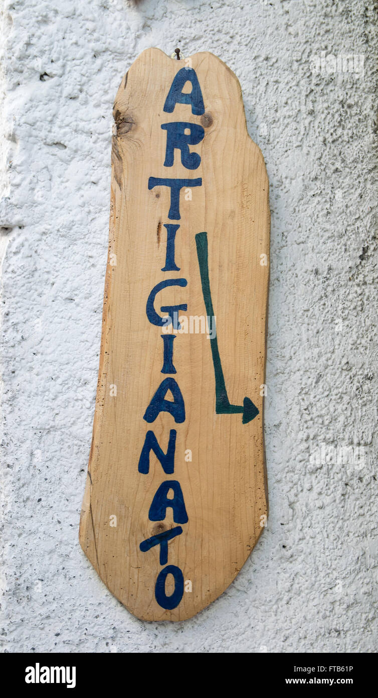 Segno 'artigianale' sulla tavola di legno appesi al muro in Italia. Foto Stock
