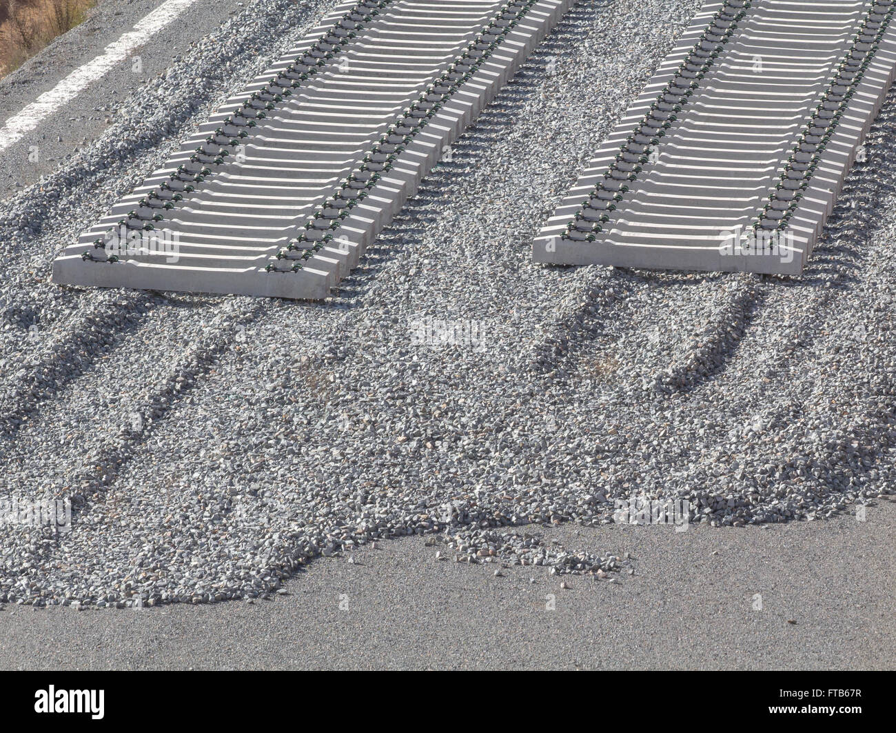 Stazione ferroviaria sulla costruzione, ghiaia e traversine ferroviarie Foto Stock