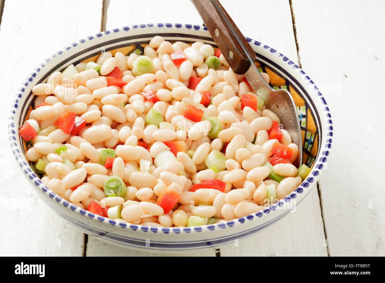 Fagiolo Bianco insalata con cipolline e peperoni rossi Foto Stock