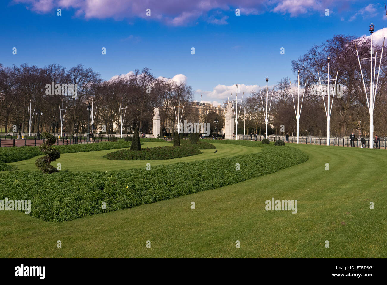 Un piccolo giardino rivolto verso Buckingham Palace sul bordo del Green Park, London, Regno Unito. Foto Stock