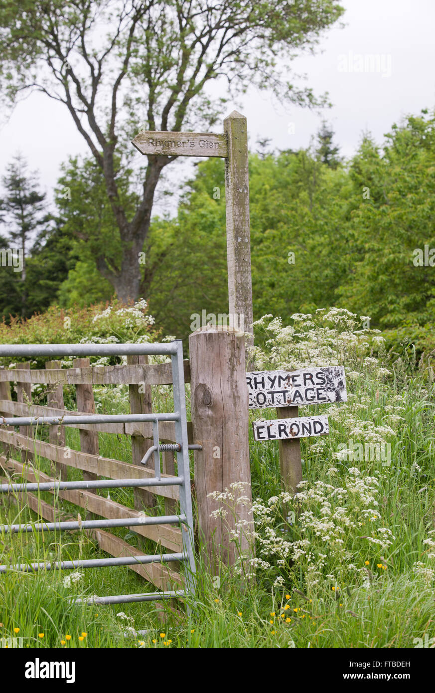 Vecchia segnaletica in confini scozzesi che puntano a Rhymers Glen e Rhymers Cottage. Foto di Alex Hewitt Foto Stock