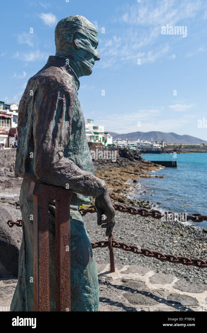 Statua dedicata alle precedenti generazioni di Canarians. Playa Blanca, Lanzarote, Isole Canarie Foto Stock