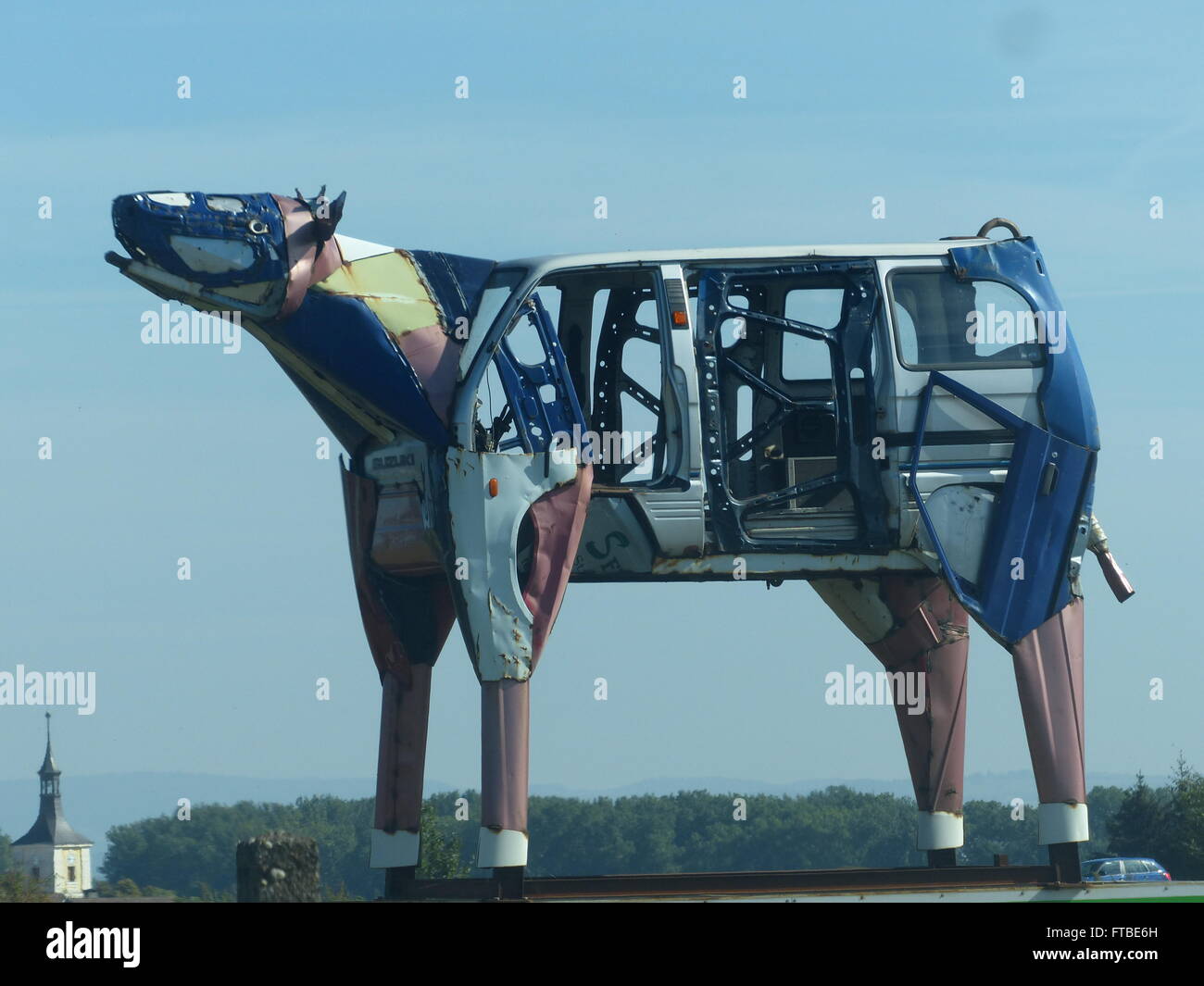 Benvenuti in Repubblica ceca - Hradec Kralove. Bull gigante fatta da posta indesiderata di parti di automobili, stand Alto per accogliere i visitatori a questo oriente cittadina boema Foto Stock