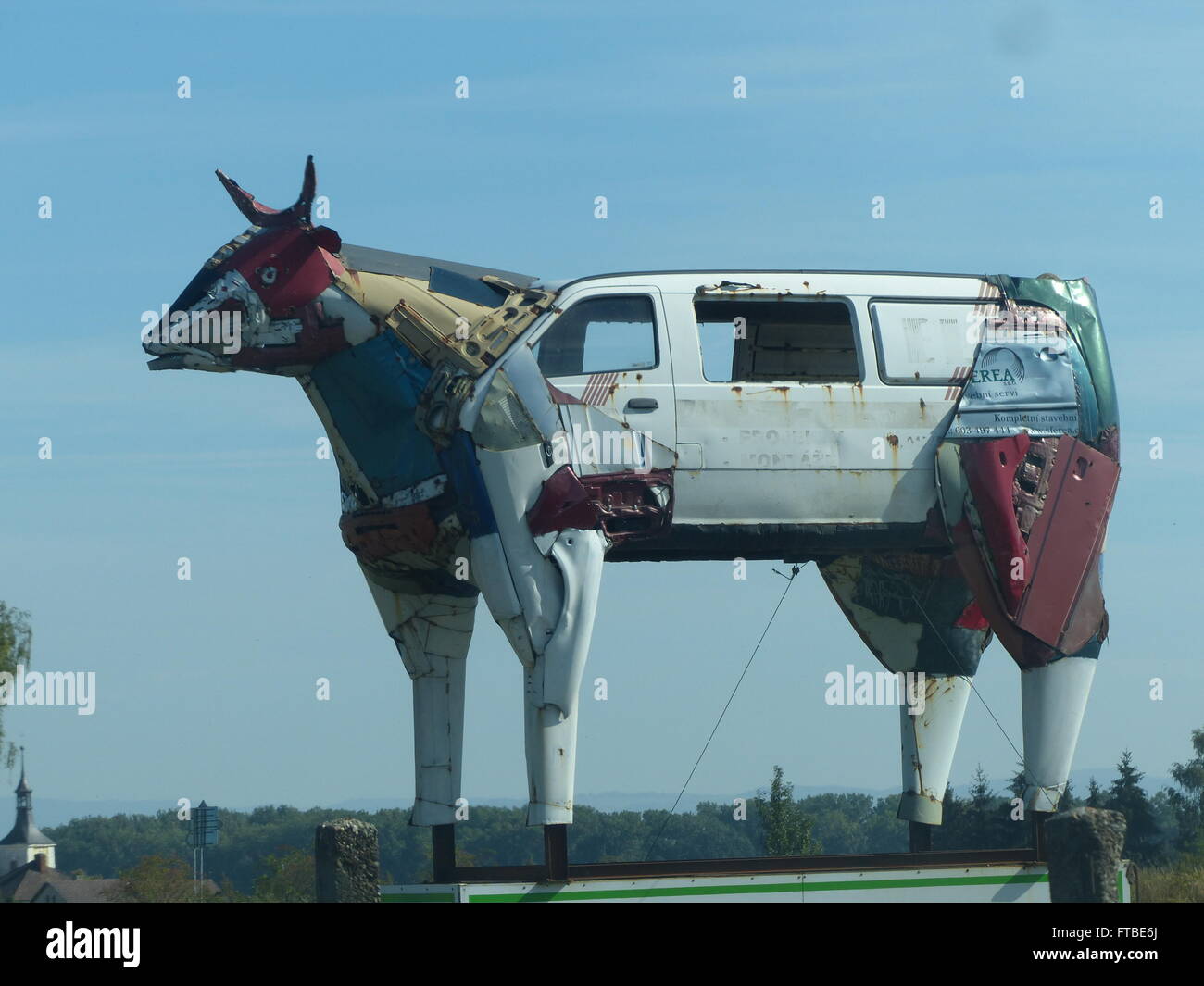 Bull gigante fatta da posta indesiderata di parti di automobili, stand Alto per accogliere i visitatori a questo oriente cittadina boema Foto Stock