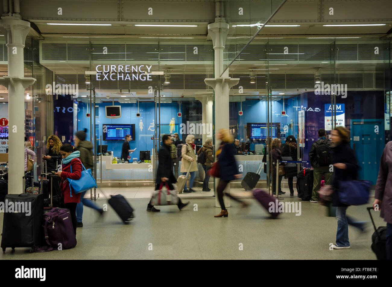 Guardando attraverso il concourse in dalla stazione ferroviaria internazionale di St Pancras al cambio valuta come passeggeri rush passato. Foto Stock