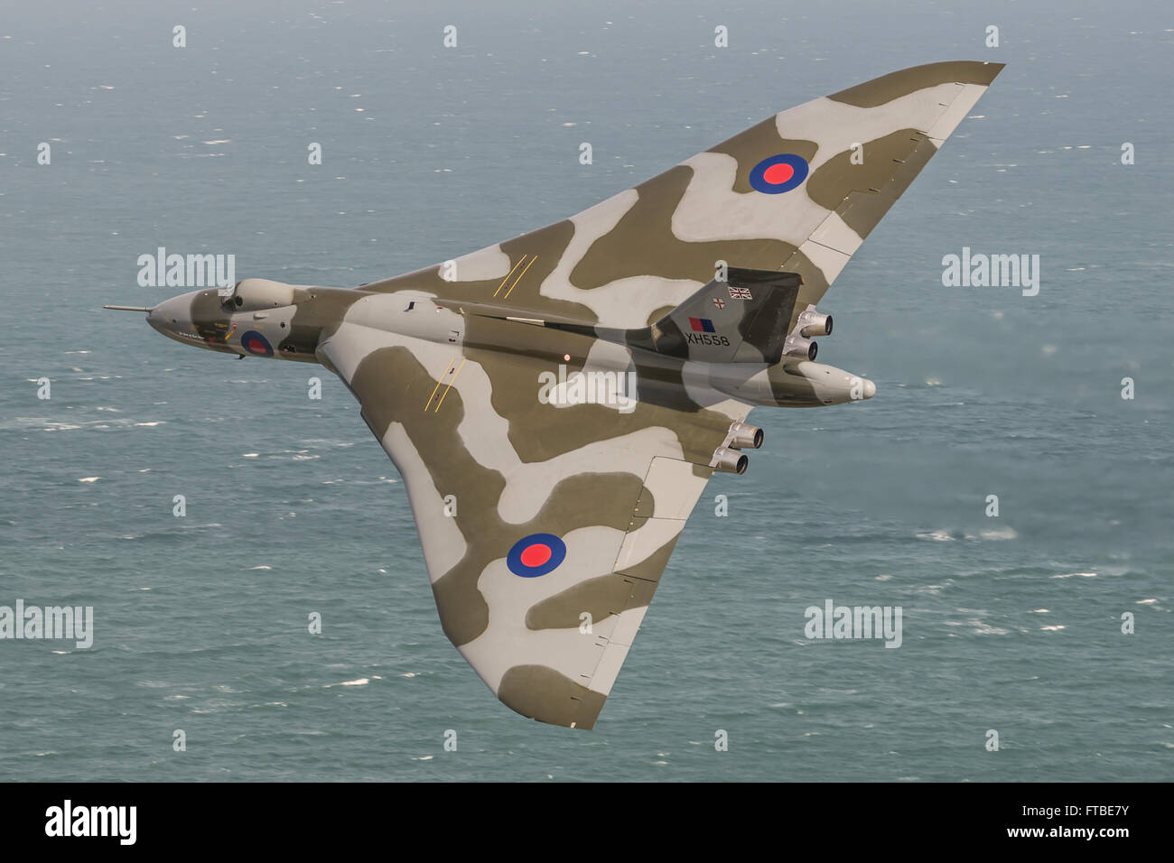 Avro Vulcan bombardiere B2, xh558, volare a Beachy Head Eastbourne Airshow di 11/08/2012 Foto Stock