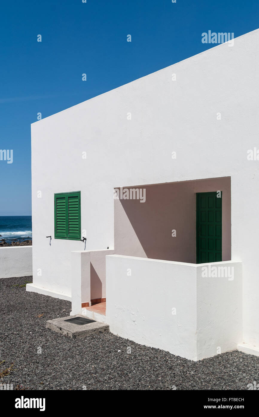 Bianco tradizionale e casa verde, El Golfo, Lanzarote, Isole Canarie Foto Stock